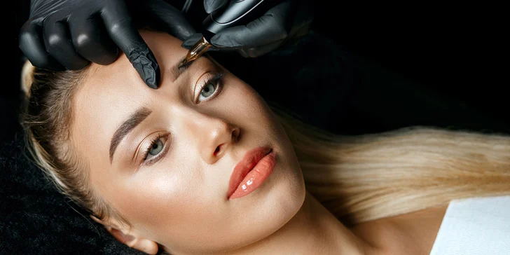 Vyskúšajte prirodzený permanentný make-up obočia čiarkovanou metódou