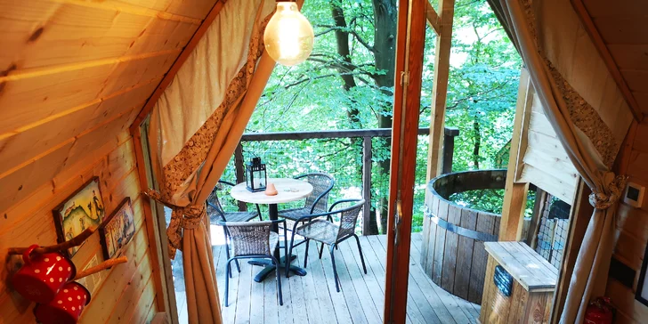 Luxusný glamping s raňajkami: drevený domček v lese až pre 4 osoby, horúca kaďa na terase, sauna i masáž