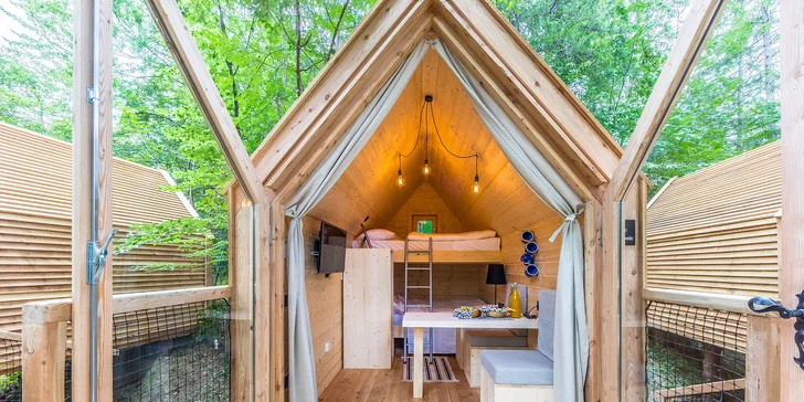 Luxusný glamping s raňajkami: drevený domček v lese až pre 4 osoby, horúca kaďa na terase, sauna i masáž