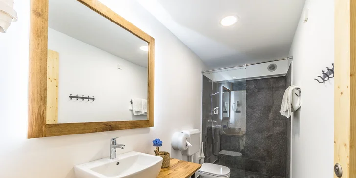 Luxusný glamping s raňajkami: drevený domček v lese až pre 4 osoby, horúca kaďa na terase, sauna i masáž