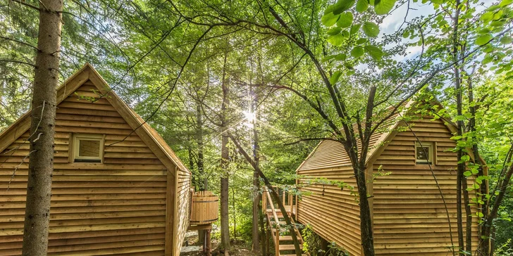 Luxusný glamping s raňajkami: drevený domček v lese až pre 4 osoby, horúca kaďa na terase, sauna i masáž