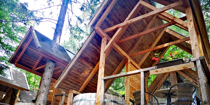 Luxusný glamping s raňajkami: drevený domček v lese až pre 4 osoby, horúca kaďa na terase, sauna i masáž