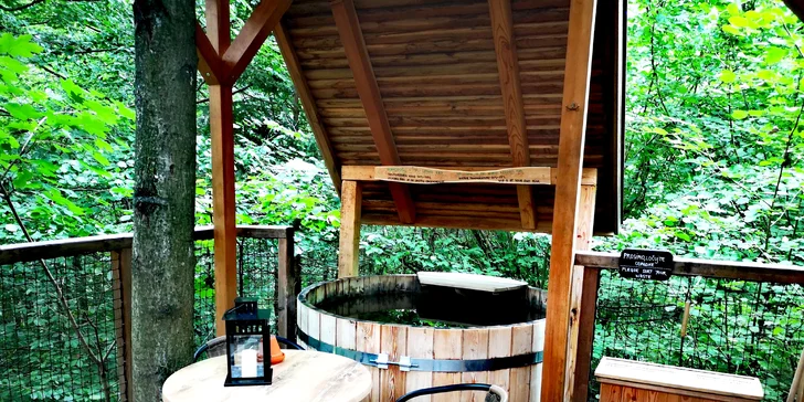Luxusný glamping s raňajkami: drevený domček v lese až pre 4 osoby, horúca kaďa na terase, sauna i masáž