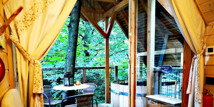Luxusný glamping s raňajkami: drevený domček v lese až pre 4 osoby, horúca kaďa na terase, sauna i masáž