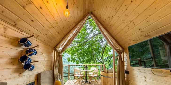 Luxusný glamping s raňajkami: drevený domček v lese až pre 4 osoby, horúca kaďa na terase, sauna i masáž