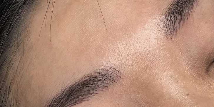 Vyskúšajte prirodzený permanentný make-up obočia čiarkovanou metódou