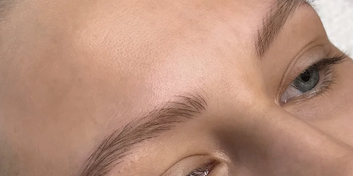 Vyskúšajte prirodzený permanentný make-up obočia čiarkovanou metódou