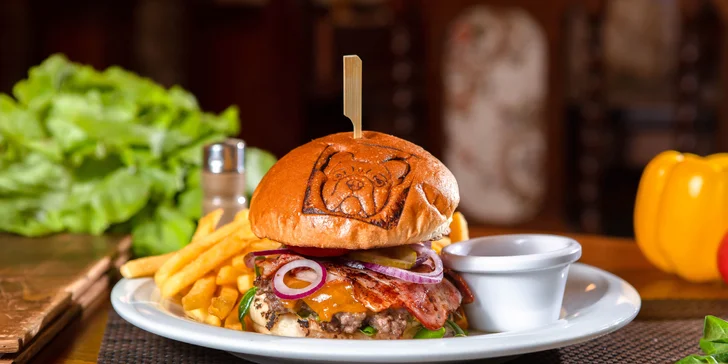 Zámocký burger v Malackách + hranolčeky a BBQ omáčka