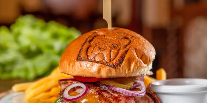 Zámocký burger v Malackách + hranolčeky a BBQ omáčka