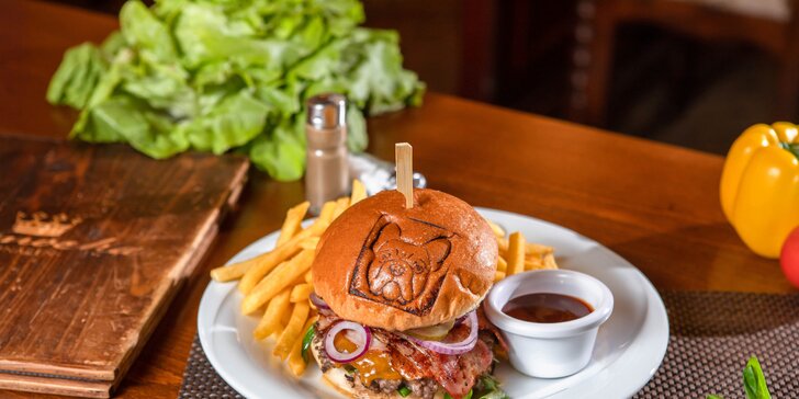 Zámocký burger v Malackách + hranolčeky a BBQ omáčka