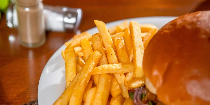 Zámocký burger v Malackách + hranolčeky a BBQ omáčka