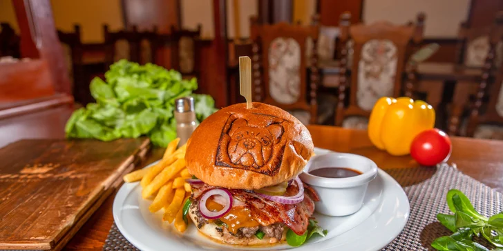 Zámocký burger v Malackách + hranolčeky a BBQ omáčka