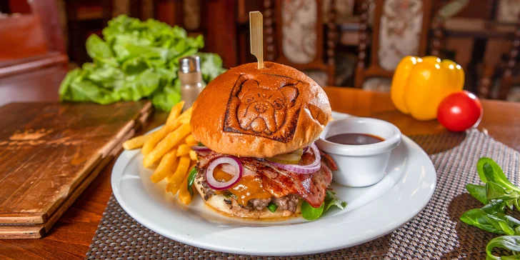 Zámocký burger v Malackách + hranolčeky a BBQ omáčka