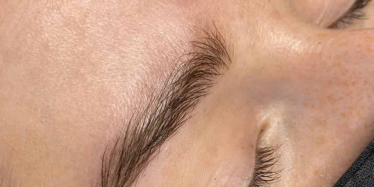 Vyskúšajte prirodzený permanentný make-up obočia čiarkovanou metódou