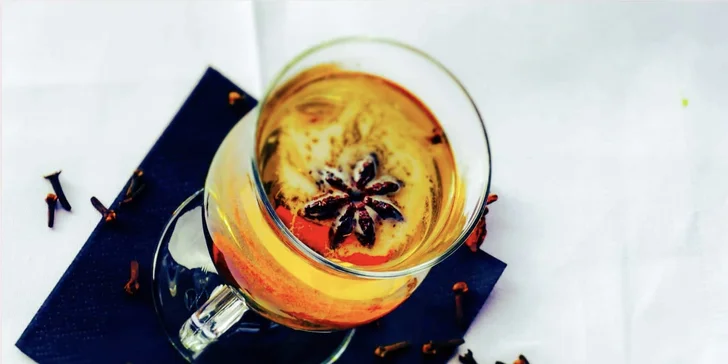 Varené víno či domáci čaj a chrumkavý toast z Baluarte Caffe