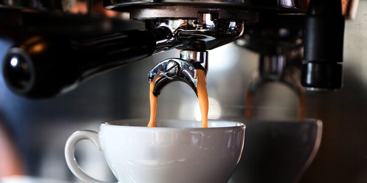 Káva so zákuskom alebo nápojové osvieženie v kaviarni Baluarte Caffe