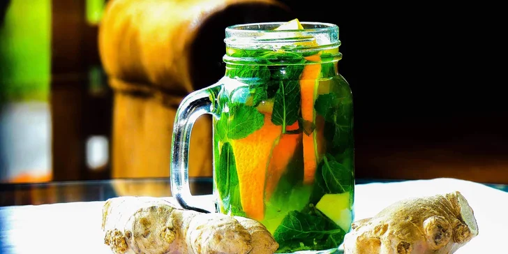 Raňajky s kávou, čerstvá ovocná limonáda, čapované pivo a chrumkavý toast