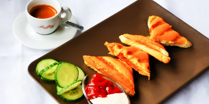 Raňajky s kávou, čerstvá ovocná limonáda, čapované pivo a chrumkavý toast