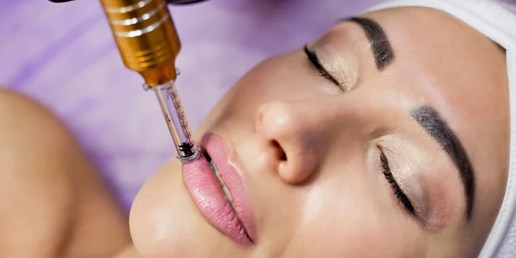 Zapracovanie kyseliny hyalúronovej masážou, dermapenom alebo výplň pier