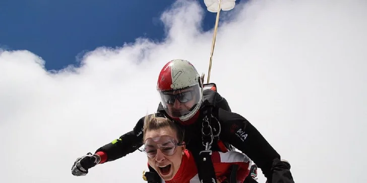 Jedinečný zážitok nabitý adrenalínom - tandemový zoskok aj s HD videozáznamom