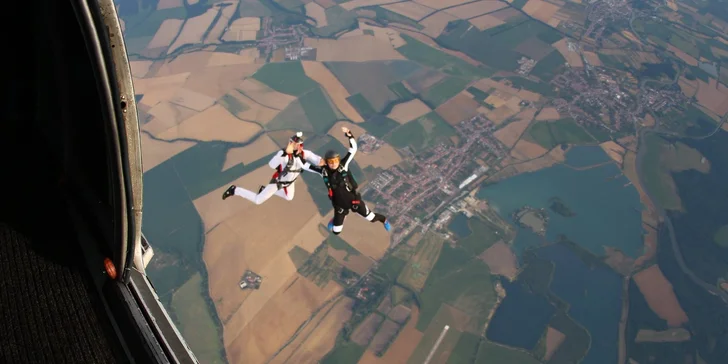 Jedinečný zážitok nabitý adrenalínom - tandemový zoskok aj s HD videozáznamom