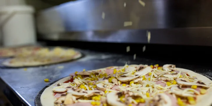 Zdravá pizza podľa vlastného výberu s čapovaným pivkom (mäsová i vegetariánska)