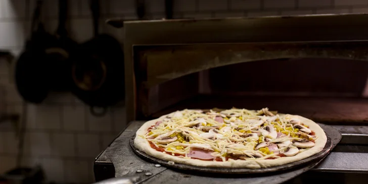 Zdravá pizza podľa vlastného výberu s čapovaným pivkom (mäsová i vegetariánska)