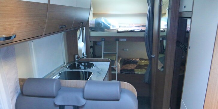 Prenájom rodinného karavanu CARADO A 461 s kempingovým vybavením na 2 až 7 dní