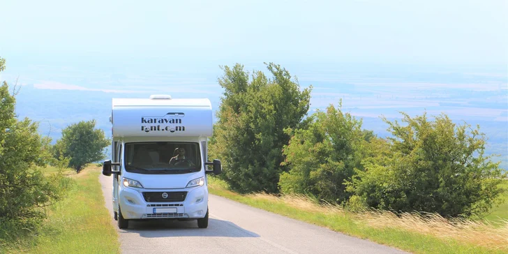 Prenájom rodinného karavanu CARADO A 461 s kempingovým vybavením na 2 až 7 dní