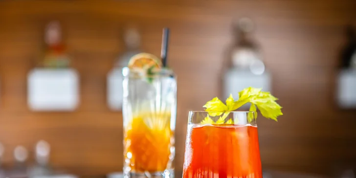 Vyhliadka z veže UFO s miešaným drinkom, fľašou Prosecca alebo zákuskom