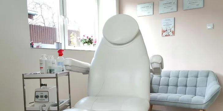 Mokrá i wellness pedikúra, peeling, masáž či lakovanie