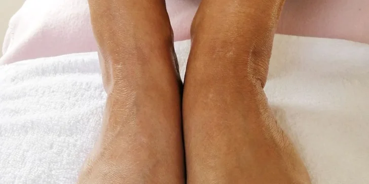 Mokrá i wellness pedikúra, peeling, masáž či lakovanie