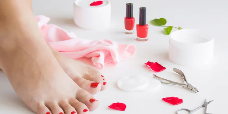 Mokrá i wellness pedikúra, peeling, masáž či lakovanie