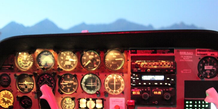 Zážitkové lety lietadlom BEECHCRAFT C23 SUNDOWNER až pre 3 osoby - aj s možnosťou pilotovania!
