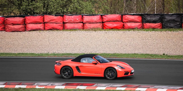 1 až 9 kôl v PORSCHE 718 CABRIO na skutočnom pretekárskom okruhu AUTOMOTODROM BRNO: spolujazdec i vodič
