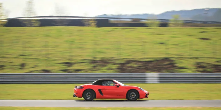 1 až 9 kôl v PORSCHE 718 CABRIO na skutočnom pretekárskom okruhu AUTOMOTODROM BRNO: spolujazdec i vodič