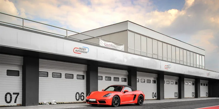1 až 9 kôl v PORSCHE 718 CABRIO na skutočnom pretekárskom okruhu AUTOMOTODROM BRNO: spolujazdec i vodič