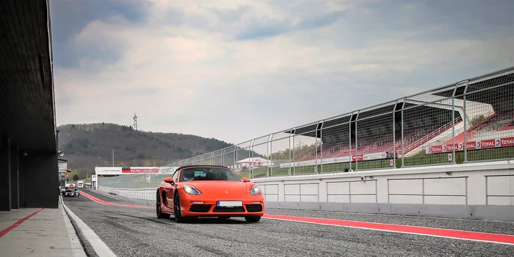 1 až 9 kôl v PORSCHE 718 CABRIO na skutočnom pretekárskom okruhu AUTOMOTODROM BRNO: spolujazdec i vodič