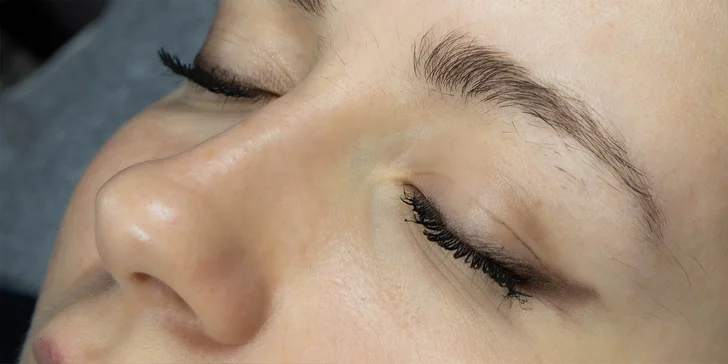 Profesionálna úprava obočia, laminácia alebo lash lift mihalníc