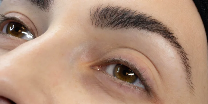 Profesionálna úprava obočia, laminácia alebo lash lift mihalníc