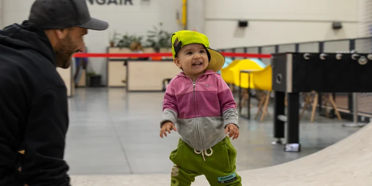 Vstup do akčnej haly či tréning jazdy na skateboarde či kolobežke