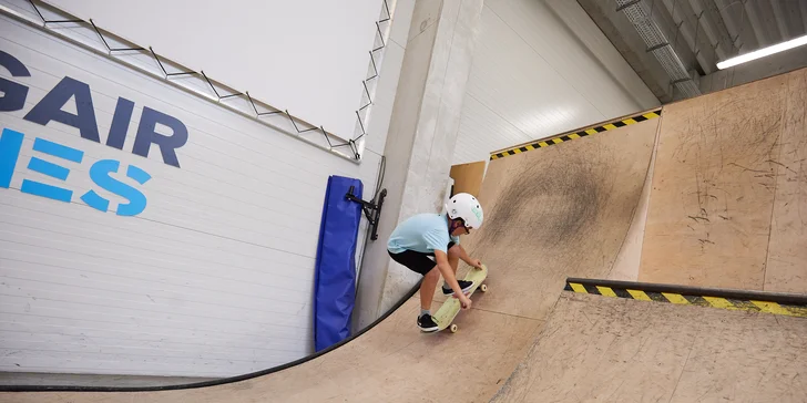 Vstup do akčnej haly či tréning jazdy na skateboarde či kolobežke