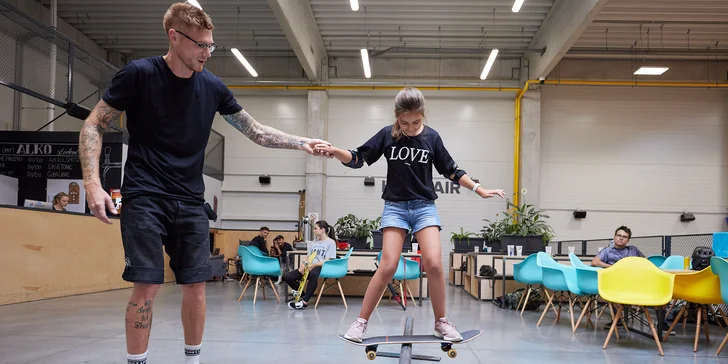 Vstup do akčnej haly či tréning jazdy na skateboarde či kolobežke
