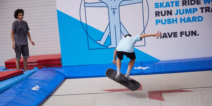 Vstup do akčnej haly či tréning jazdy na skateboarde či kolobežke
