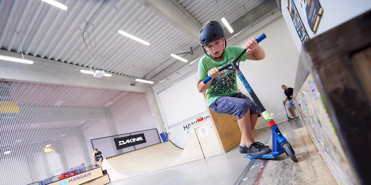 Vstup do akčnej haly či tréning jazdy na skateboarde či kolobežke