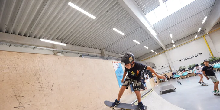 Vstup do akčnej haly či tréning jazdy na skateboarde či kolobežke