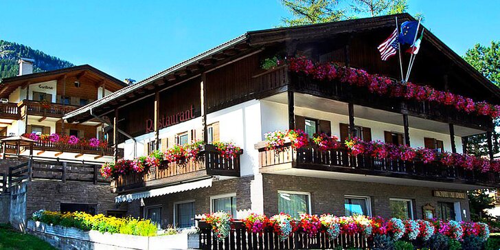 Lyžovačka v Dolomitoch: 3* hotel Ai Pini ve Vigo di Fassa, raňajky a skipas Dolomiti Superski