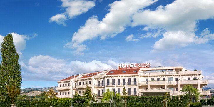 Luxusný hotel v slnečnej Dalmácii s polpenziou a neobmedzeným wellness