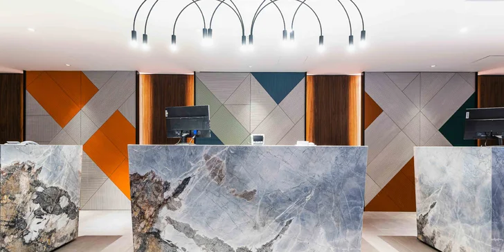 Luxusný 5* hotel Marriott v centre Prahy: pobyt s raňajkami, fľaša Prosecca,1 dieťa do 11,9 rokov zdarma
