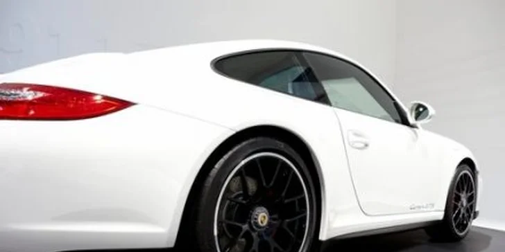 55 eur za 30 minút jazdy na športiaku Audi R8 alebo Porsche 911 GT3 RS na letisku v Senici alebo v Trenčíne a priľahlých komunikáciach! Prežite aj vy pol hodinu milionárskeho života a zašoférujte si športové auto so zľavou 72%